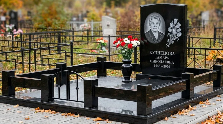 Памятник с гравировкой тюльпанов — выполненная работа «Кузнецова» в Новом Уренгое