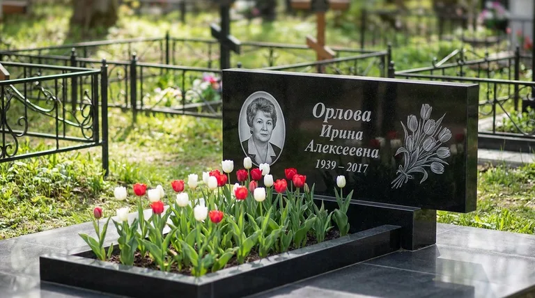 Памятник с гравировкой тюльпанов — выполненная работа «Орлова» в Новом Уренгое