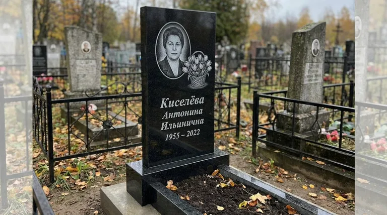 Памятник с гравировкой тюльпанов — выполненная работа «Киселёва» в Новом Уренгое