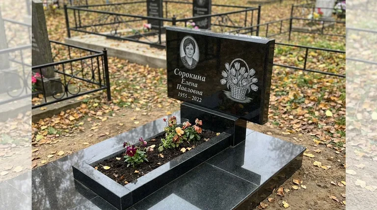Памятник с гравировкой тюльпанов — выполненная работа «Сорокина» в Новом Уренгое