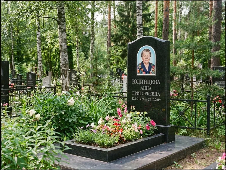 Овальный портрет на памятнике весной в Новом Уренгое