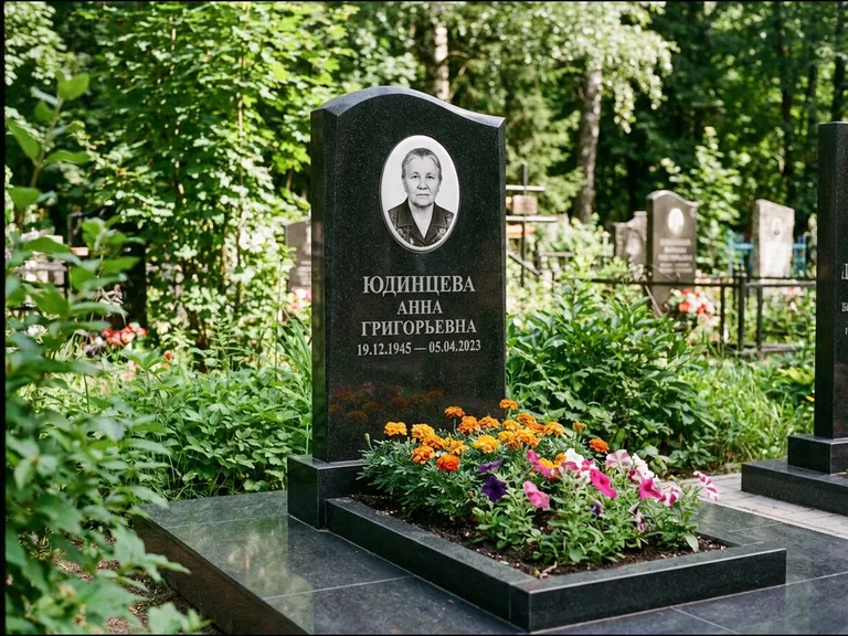 Овальный портрет на сером граните — работа «Юдинцева» в Новом Уренгое