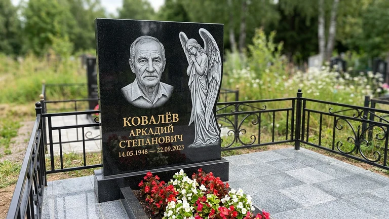 Гравировка ангела на памятник в Новом Уренгое — памятник из чёрного гранита с гравировкой