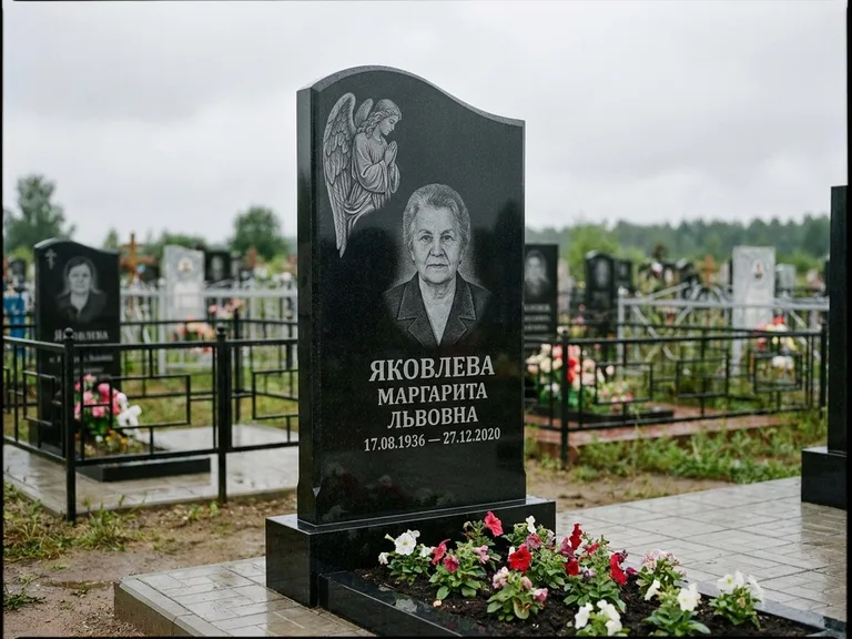 Памятник с гравировкой ангела — гравировка молящегося ангела в верхней части стелы, работа «Яковлева» в Новом Уренгое