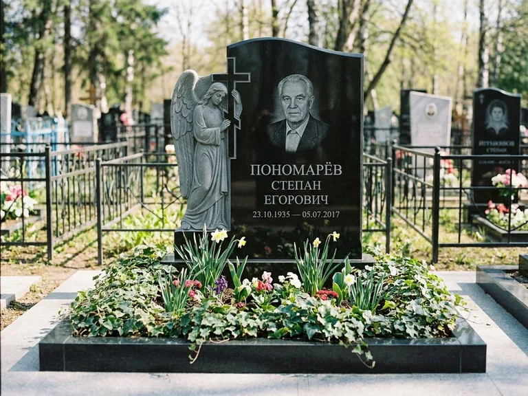 Памятник с гравировкой ангела — гравировка ангела с крестом рядом с эпитафией, работа «Пономарёв» в Новом Уренгое
