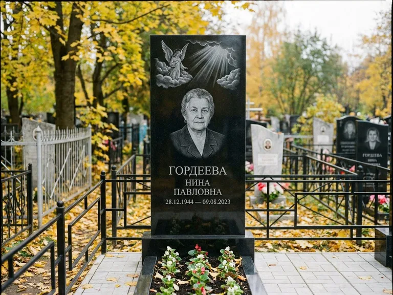 Памятник с гравировкой ангела — гравировка ангела в облаках с лучами над портретом, работа «Гордеева» в Новом Уренгое