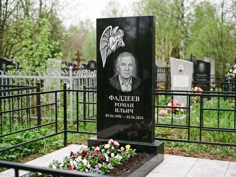 Памятник с гравировкой ангела — белая гравировка скорбящего ангела над портретом, работа «Фаддеев» в Новом Уренгое