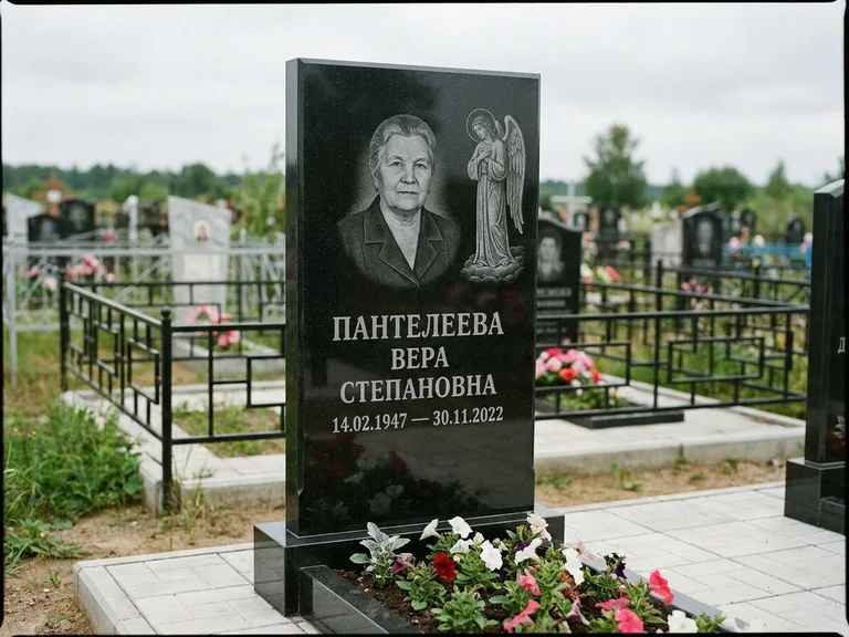 Памятник с гравировкой ангела — гравировка ангела-хранителя сбоку от портрета, работа «Пантелеева» в Новом Уренгое