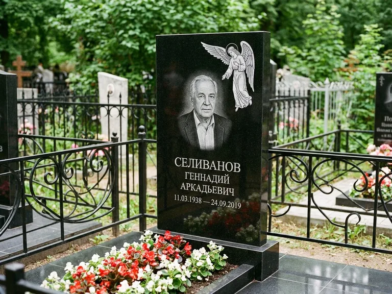 Памятник с гравировкой ангела — белая гравировка скорбящего ангела над портретом, работа «Селиванов» в Новом Уренгое