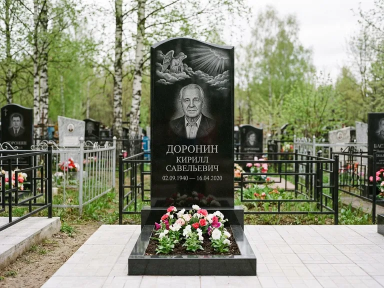 Памятник с гравировкой ангела — гравировка ангела в облаках с лучами над портретом, работа «Доронин» в Новом Уренгое