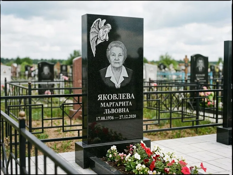 Памятник с гравировкой ангела — белая гравировка скорбящего ангела над портретом, работа «Яковлева» в Новом Уренгое