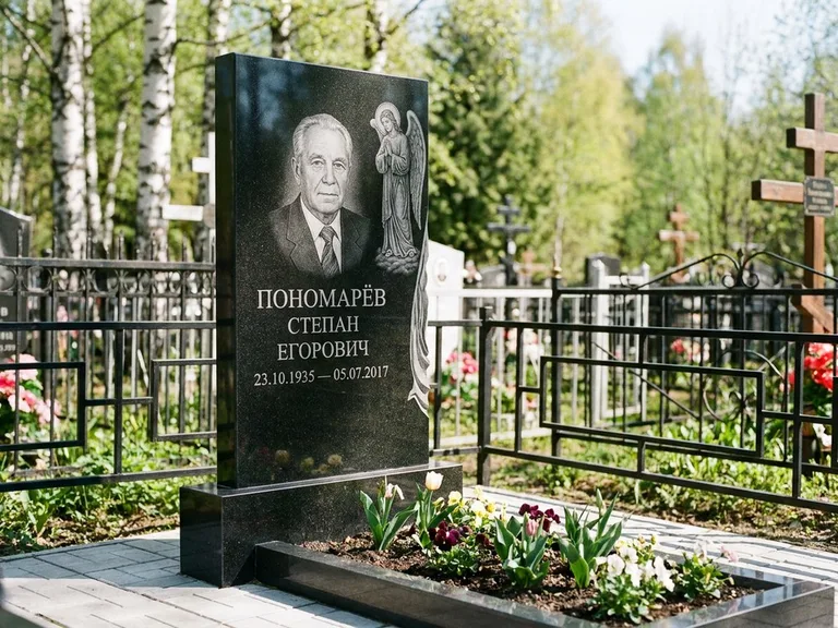 Памятник с гравировкой ангела — гравировка ангела-хранителя сбоку от портрета, работа «Пономарёв» в Новом Уренгое