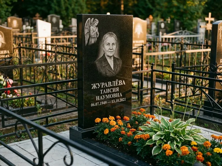 Памятник с гравировкой ангела — гравировка молящегося ангела в верхней части стелы, работа «Журавлёва» в Новом Уренгое