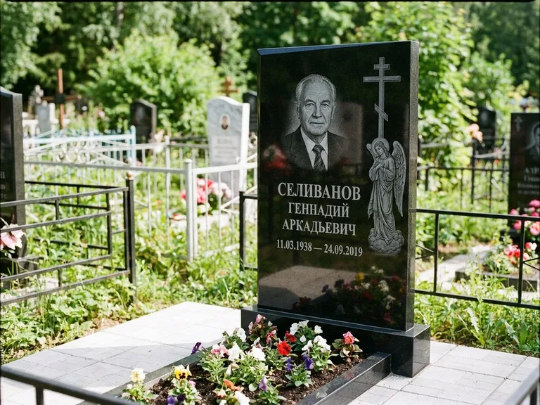 Памятник с гравировкой ангела — гравировка ангела с крестом рядом с эпитафией, работа «Селиванов» в Новом Уренгое