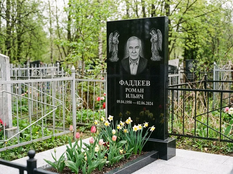 Памятник с гравировкой ангела — гравировка двух ангелов по сторонам портрета, работа «Фаддеев» в Новом Уренгое