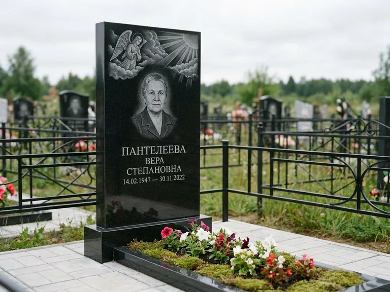 Памятник с гравировкой ангела — гравировка ангела в облаках с лучами над портретом, работа «Пантелеева» в Новом Уренгое