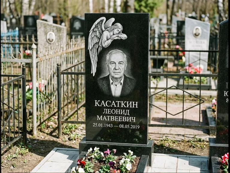 Памятник с гравировкой ангела — белая гравировка скорбящего ангела над портретом, работа «Касаткин» в Новом Уренгое