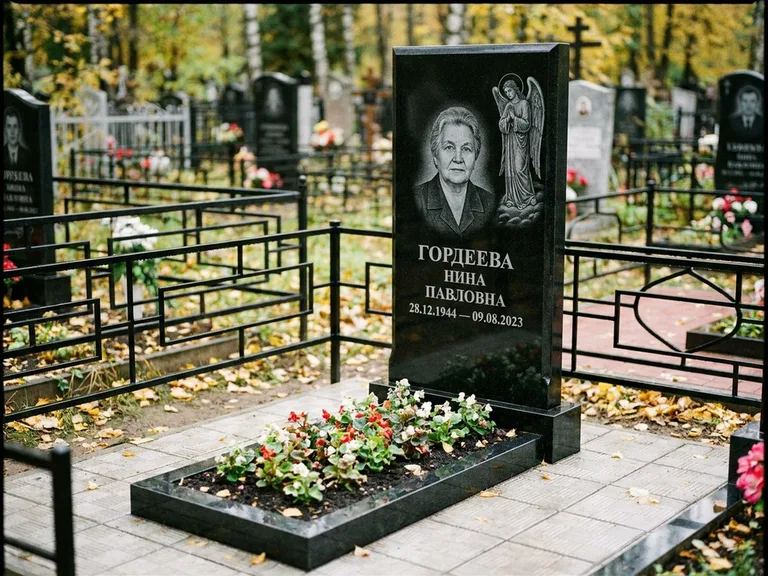 Памятник с гравировкой ангела — гравировка ангела-хранителя сбоку от портрета, работа «Гордеева» в Новом Уренгое