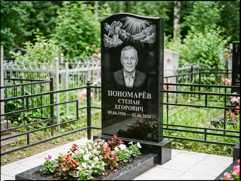 Памятник с гравировкой ангела — гравировка ангела-хранителя сбоку от портрета, работа «Лобанова» в Новом Уренгое