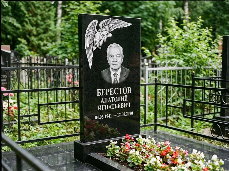 Памятник с гравировкой ангела — гравировка молящегося ангела в верхней части стелы, работа «Свиридов» в Новом Уренгое