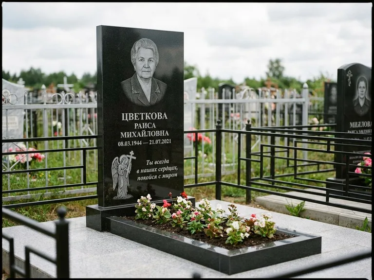 Памятник с гравировкой ангела — гравировка двух ангелов по сторонам портрета, работа «Яковлева» в Новом Уренгое