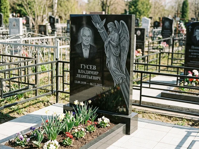 Памятник с гравировкой ангела — гравировка ангела в облаках с лучами над портретом, работа «Пономарёв» в Новом Уренгое