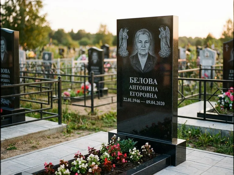 Памятник с гравировкой ангела — белая гравировка скорбящего ангела над портретом, работа «Журавлёва» в Новом Уренгое