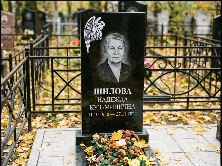 Памятник с гравировкой ангела — гравировка молящегося ангела в верхней части стелы, работа «Гордеева» в Новом Уренгое