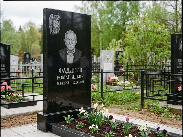 Памятник с гравировкой ангела — гравировка молящегося ангела в верхней части стелы, работа «Фаддеев» в Новом Уренгое