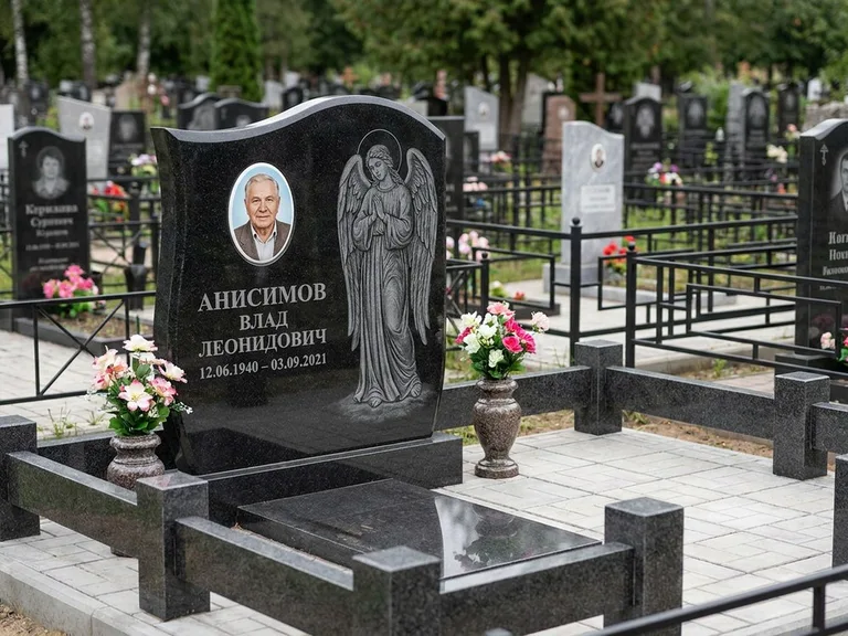 Памятник с гравировкой ангела — белая гравировка скорбящего ангела над портретом, работа «Свиридов» в Новом Уренгое