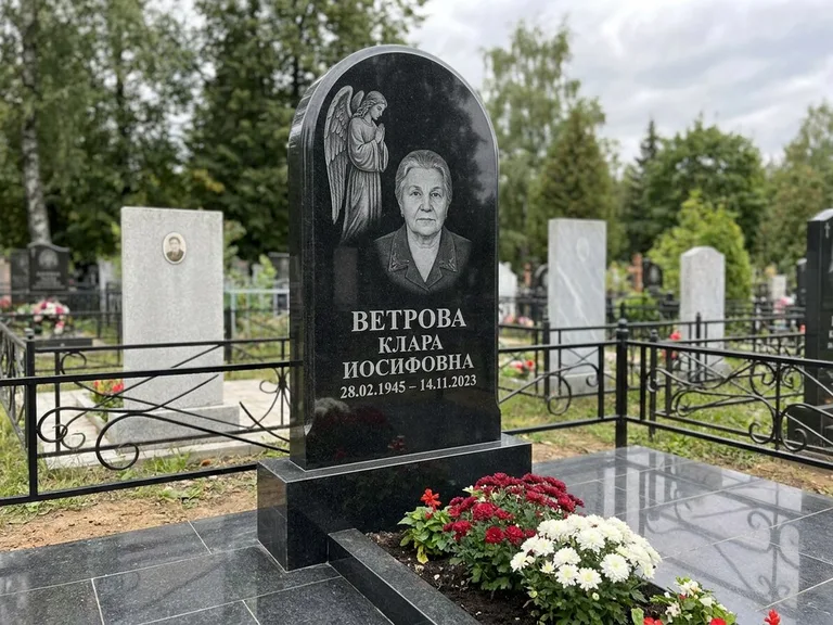Памятник с гравировкой ангела — гравировка ангела-хранителя сбоку от портрета, работа «Игнатова» в Новом Уренгое