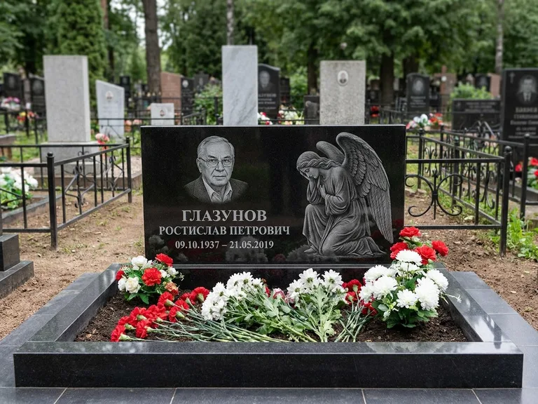 Памятник с гравировкой ангела — гравировка молящегося ангела в верхней части стелы, работа «Доронин» в Новом Уренгое