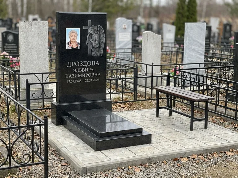 Памятник с гравировкой ангела — гравировка ангела с крестом рядом с эпитафией, работа «Яковлева» в Новом Уренгое