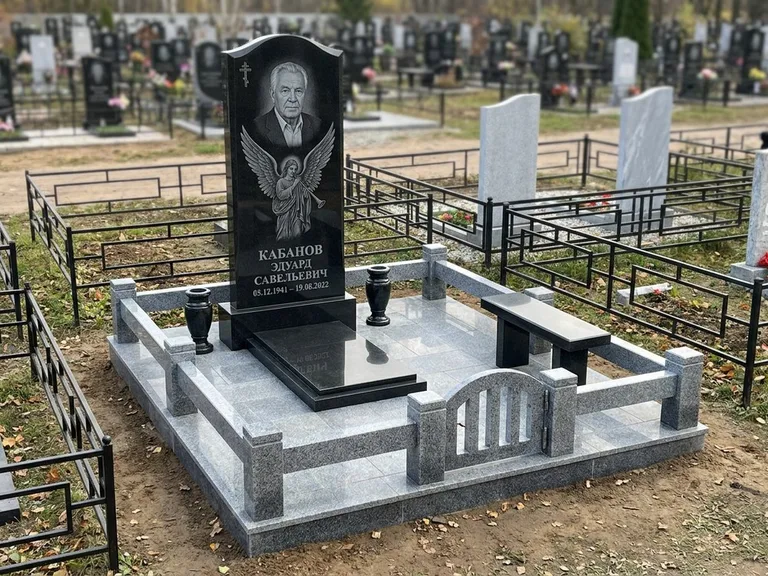 Памятник с гравировкой ангела — гравировка ангела с голубем по диагонали стелы, работа «Пономарёв» в Новом Уренгое