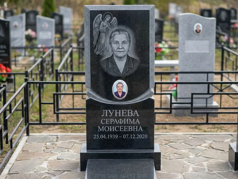 Памятник с гравировкой ангела — гравировка двух ангелов по сторонам портрета, работа «Журавлёва» в Новом Уренгое