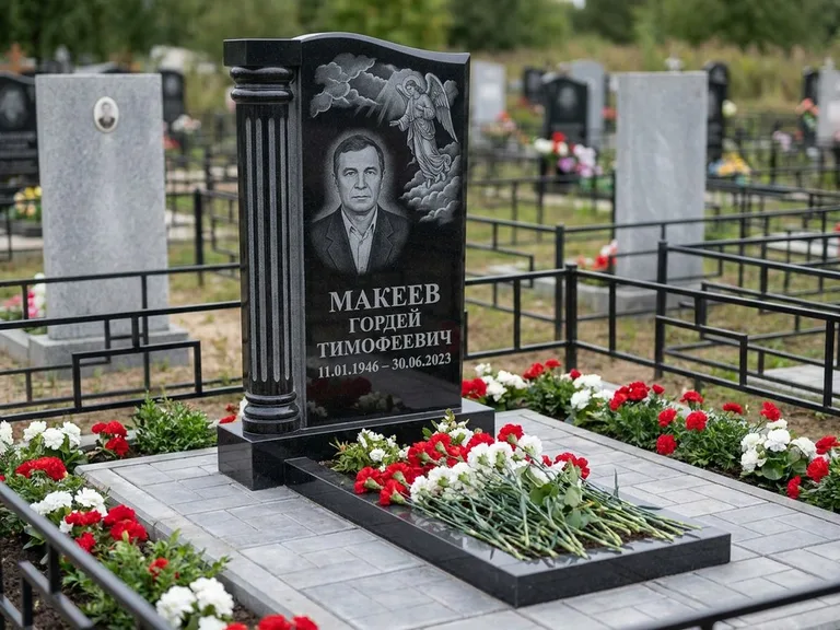 Памятник с гравировкой ангела — гравировка ангела в облаках с лучами над портретом, работа «Селиванов» в Новом Уренгое