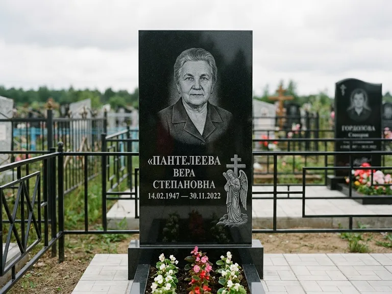 Памятник с гравировкой ангела — гравировка ангела с крестом рядом с эпитафией, работа «Пантелеева» в Новом Уренгое