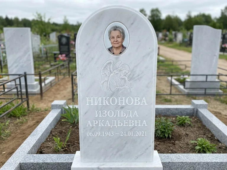 Памятник с гравировкой ангела — белая гравировка скорбящего ангела над портретом, работа «Гордеева» в Новом Уренгое