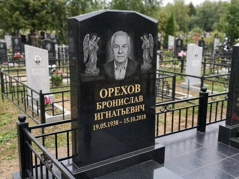 Памятник с гравировкой ангела — гравировка ангела-хранителя сбоку от портрета, работа «Фаддеев» в Новом Уренгое