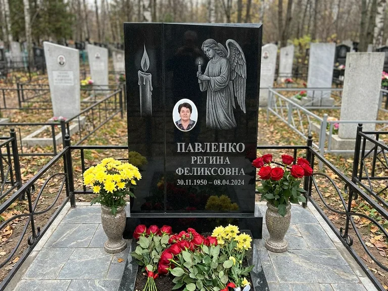 Памятник с гравировкой ангела — гравировка молящегося ангела в верхней части стелы, работа «Пантелеева» в Новом Уренгое