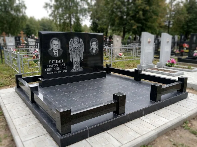 Памятник с гравировкой ангела — гравировка ангела с крестом рядом с эпитафией, работа «Касаткин» в Новом Уренгое