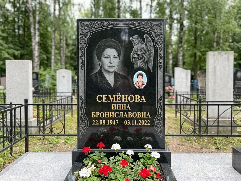 Памятник с гравировкой ангела — гравировка ангела с голубем по диагонали стелы, работа «Лобанова» в Новом Уренгое