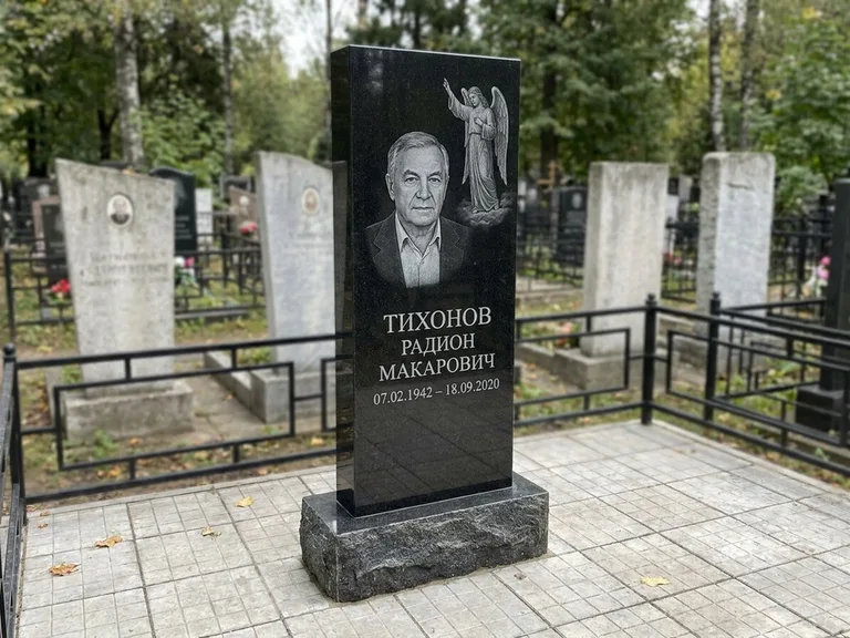 Памятник с гравировкой ангела — гравировка двух ангелов по сторонам портрета, работа «Свиридов» в Новом Уренгое