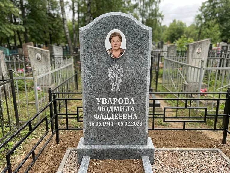 Памятник с гравировкой ангела — гравировка ангела в облаках с лучами над портретом, работа «Игнатова» в Новом Уренгое