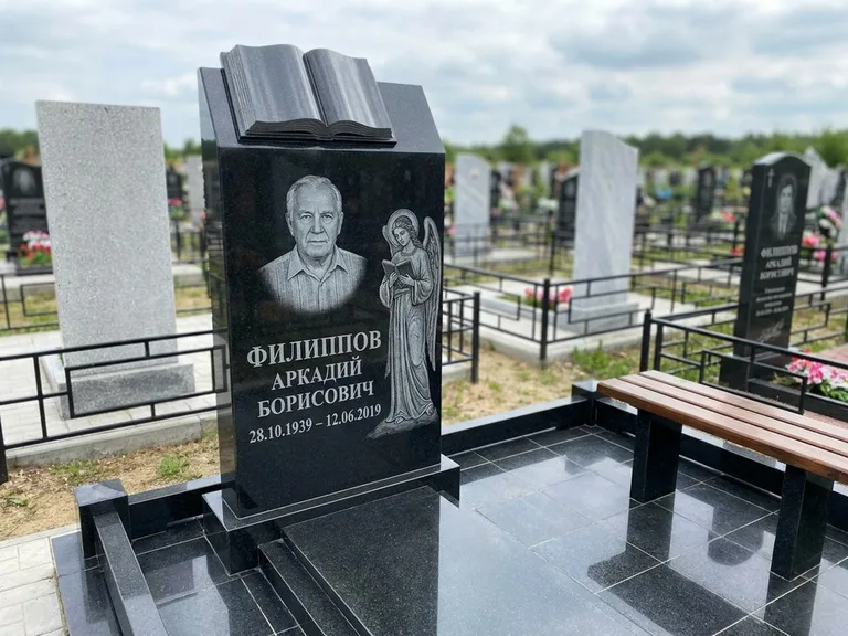 Памятник с гравировкой ангела — белая гравировка скорбящего ангела над портретом, работа «Доронин» в Новом Уренгое