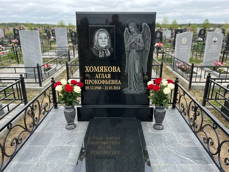 Памятник с гравировкой ангела — гравировка ангела-хранителя сбоку от портрета, работа «Яковлева» в Новом Уренгое