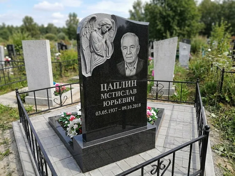 Памятник с гравировкой ангела — гравировка молящегося ангела в верхней части стелы, работа «Пономарёв» в Новом Уренгое