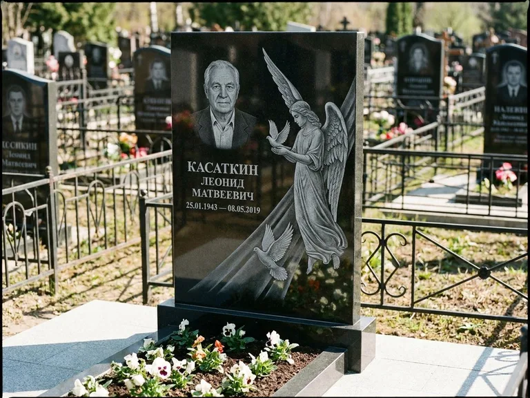 Памятник с гравировкой ангела — гравировка ангела с голубем по диагонали стелы, работа «Касаткин» в Новом Уренгое