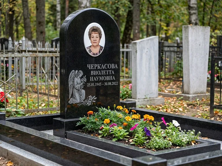 Памятник с гравировкой ангела — гравировка ангела с крестом рядом с эпитафией, работа «Журавлёва» в Новом Уренгое