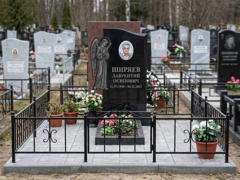 Памятник с гравировкой ангела — гравировка ангела с голубем по диагонали стелы, работа «Селиванов» в Новом Уренгое